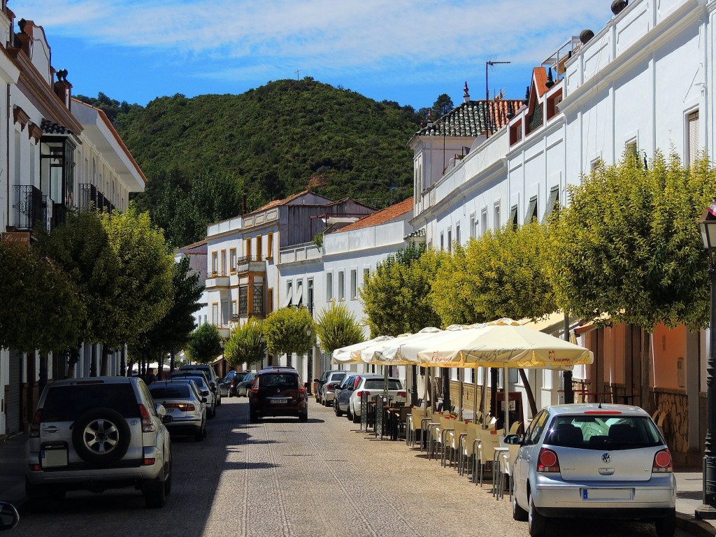 Foto: Calle Avdª de los Infantes Carlos y DªLuisa - Aracena (Huelva), España