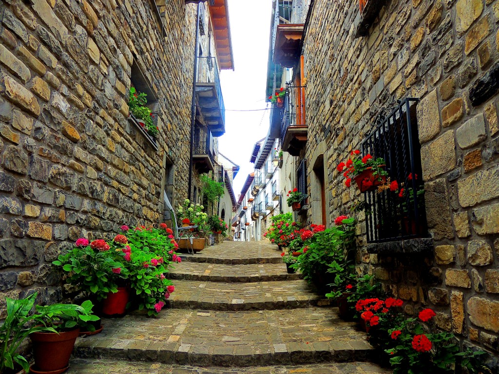 Foto: Calle con flores - Ansó (Huesca), España