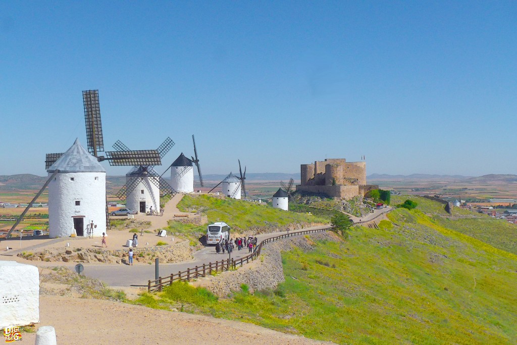 Foto: Molinos y Castillo en el Monte Calderico. - Consuegra (Toledo), España