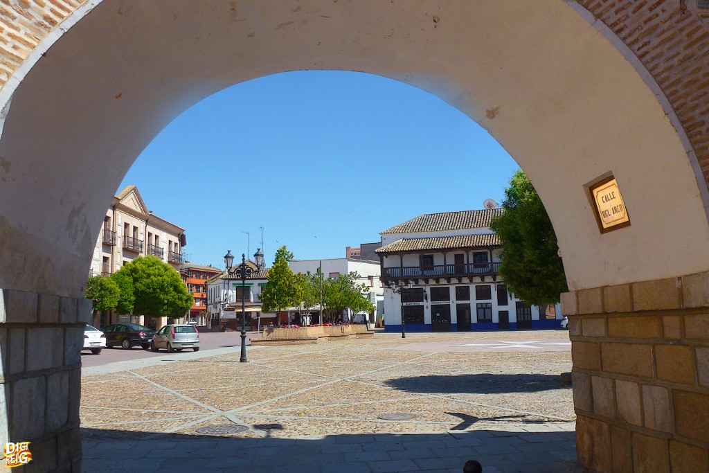 Foto: Plaza España desde la calle del Arco - Consuegra (Toledo), España