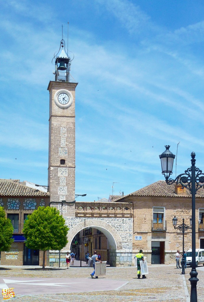 Foto: Torre del reloj y Puerta del Arco, en la Plaza de España - Consuegra (Toledo), España