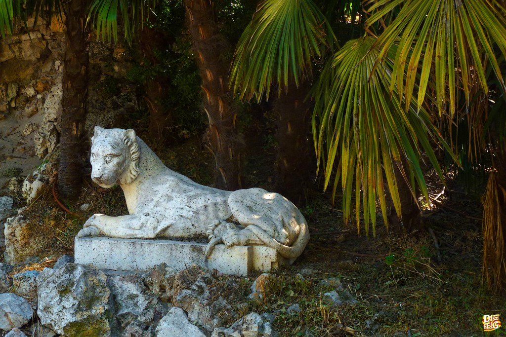 Foto: Escultura de león al pie de la Montaña Artificial del Parque del Retiro - Madrid (Comunidad de Madrid), España