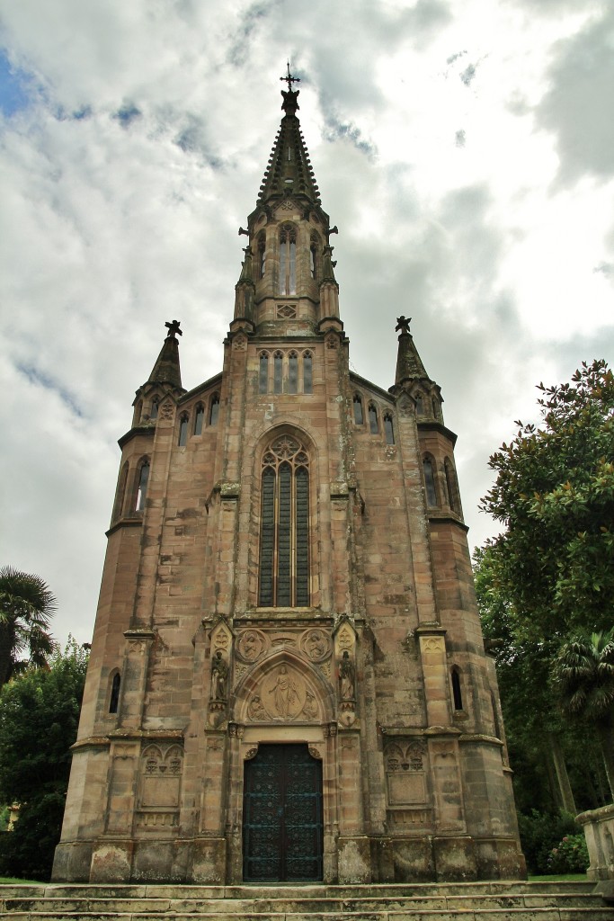 Foto: Capilla Panteón - Comillas (Cantabria), España