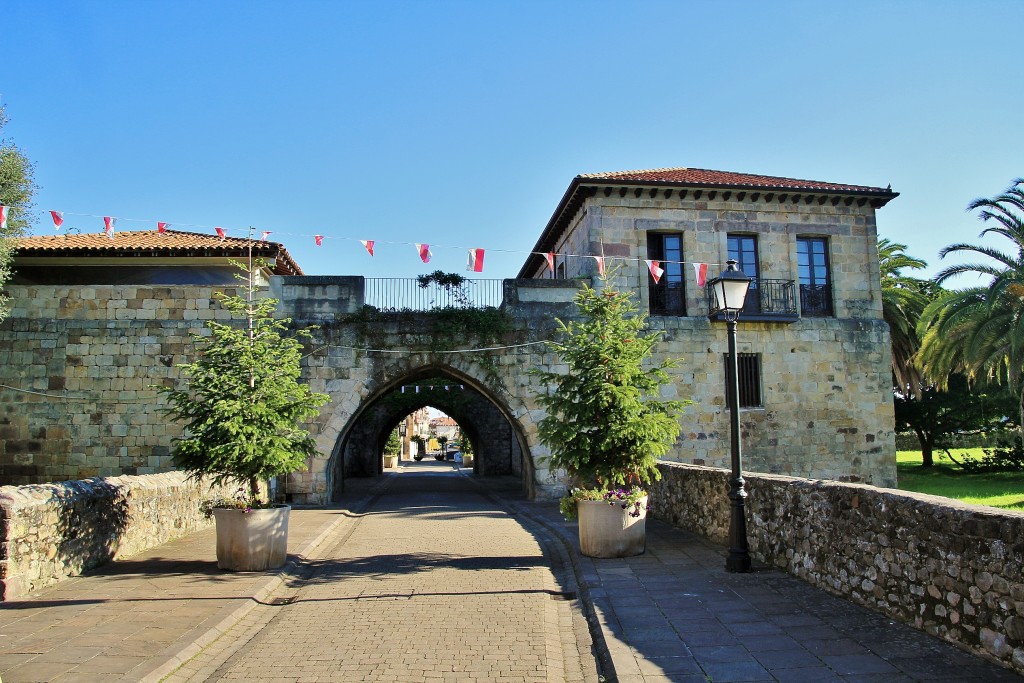 Foto: Vista del pueblo - Cartes (Cantabria), España