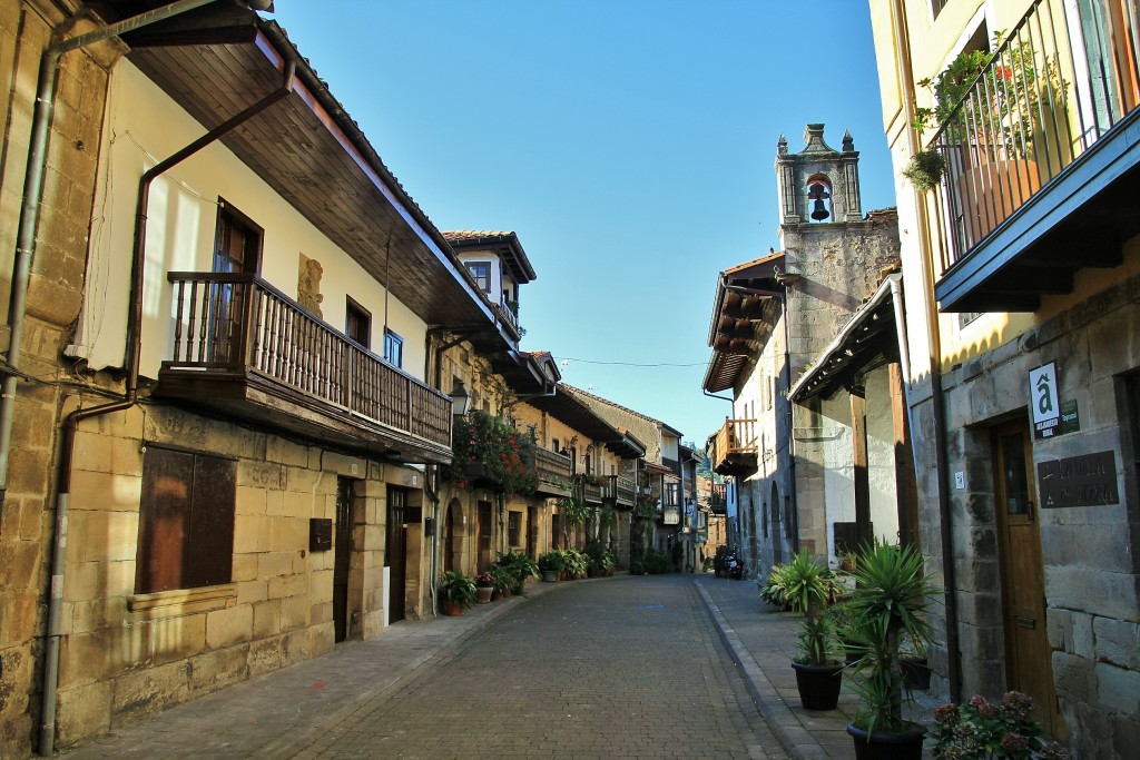 Foto: Vista del pueblo - Cartes (Cantabria), España
