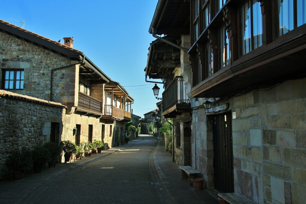 Foto: Vista del pueblo - Cartes (Cantabria), España