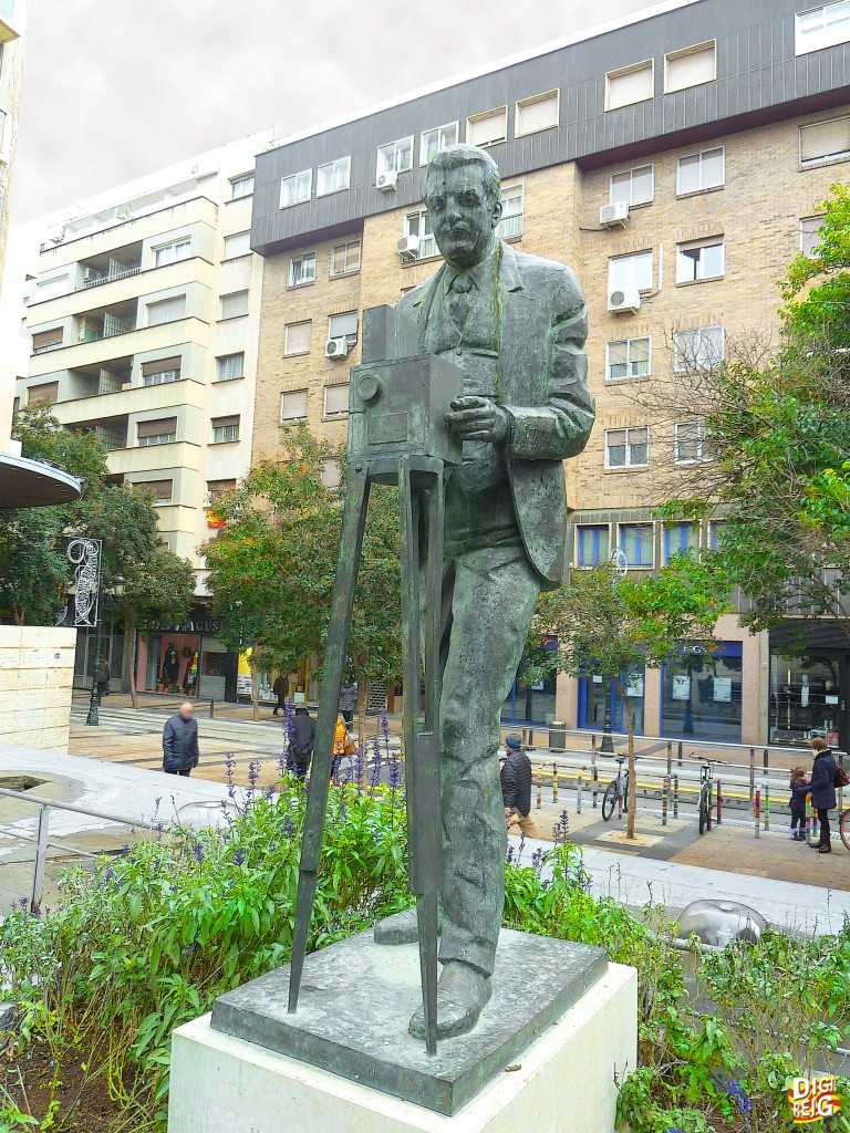 Foto: Estatua de Eduardo Jimeno Correas (1870-1947) Pionero del Cine Español - Zaragoza (Aragón), España