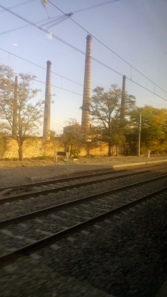 Foto: Chimeneas de la antigua azucarera junto a la linea Madrid-Zaragoza - Epila (Zaragoza), España