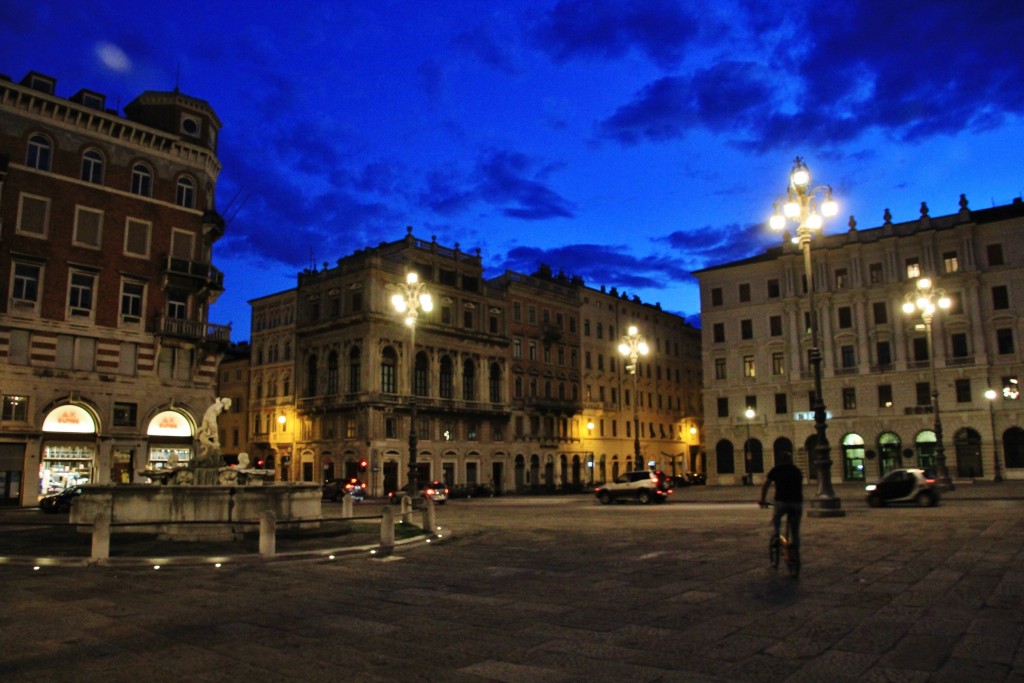Foto: Vista nocturna - Trieste (Friuli Venezia Giulia), Italia