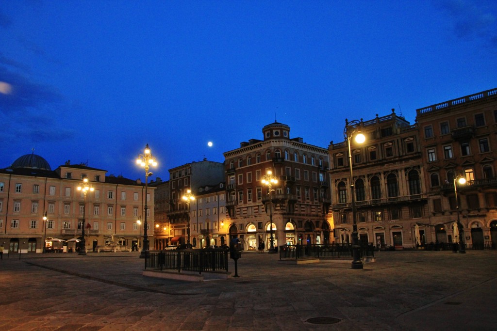Foto: Vista nocturna - Trieste (Friuli Venezia Giulia), Italia