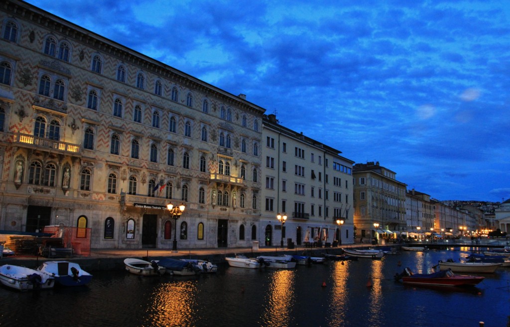 Foto: Vista nocturna - Trieste (Friuli Venezia Giulia), Italia