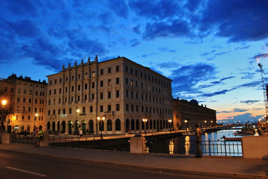Foto: Vista nocturna - Trieste (Friuli Venezia Giulia), Italia
