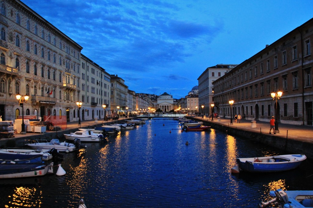 Foto: Vista nocturna - Trieste (Friuli Venezia Giulia), Italia