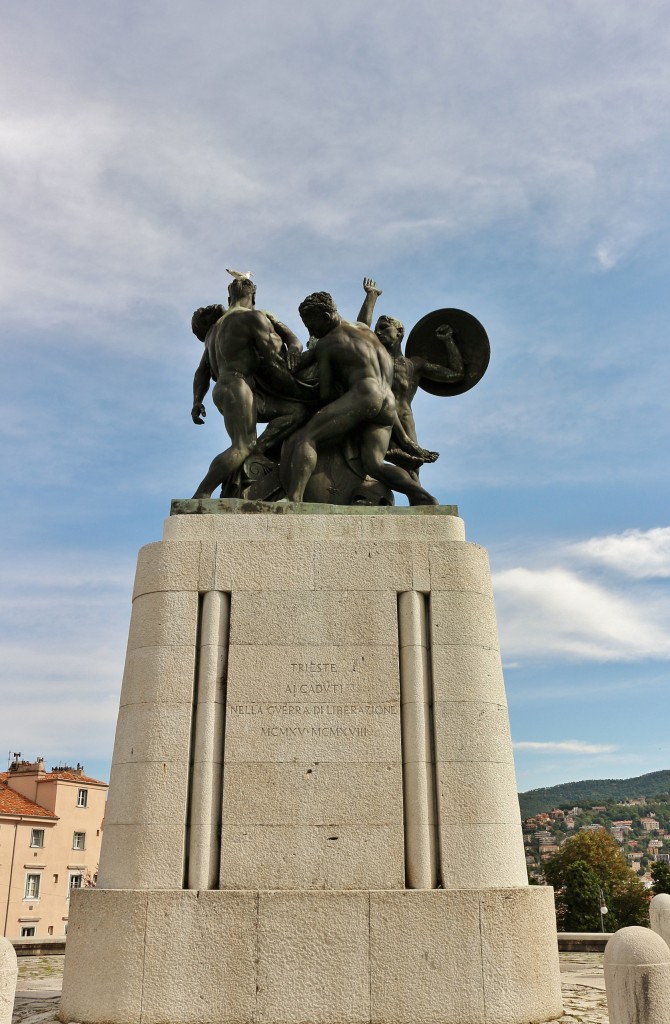 Foto: Monumento a los Caidos - Trieste (Friuli Venezia Giulia), Italia