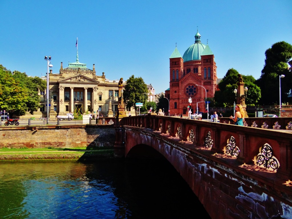 Foto: Tribunal de Grande Instance et Église catholique Saint-Pierre-le-Jeune - Strasbourg (Alsace), Francia