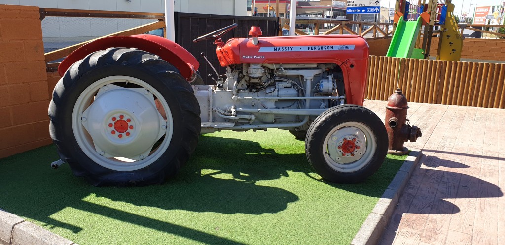 Foto: Antiguo tractor - Valencia (València), España