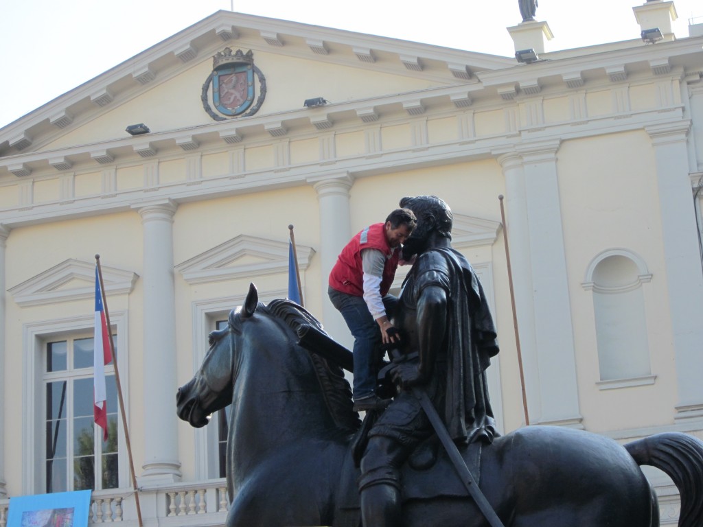 Foto: Limpiando el monumento de Don Pedro de Valdivia - Santiago (Región Metropolitana), Chile