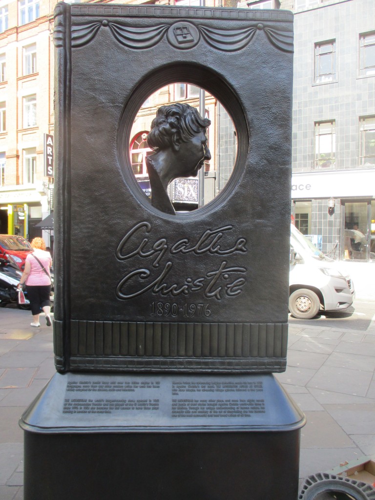 Foto: Memorial de la escritora Agatha Christie - Londres (England), El Reino Unido