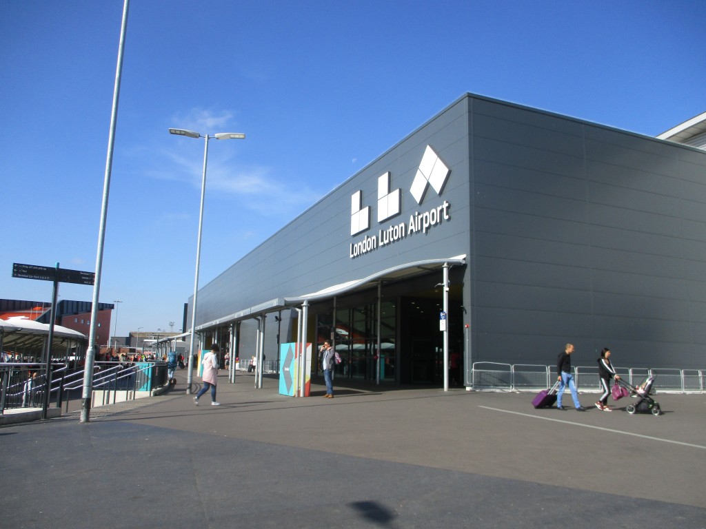 Foto: Terminal del aeropuerto - Luton (England), El Reino Unido
