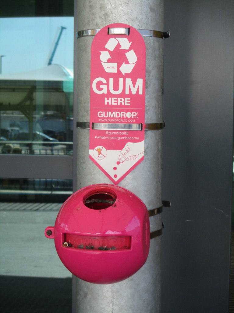 Foto: Recipiente de recogida de chicles usados - Luton (England), El Reino Unido