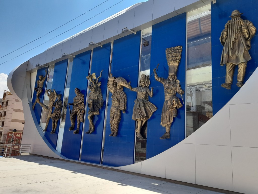 Foto: Esculturas del teleférico - Ciudad de Oruro (Oruro), Bolivia