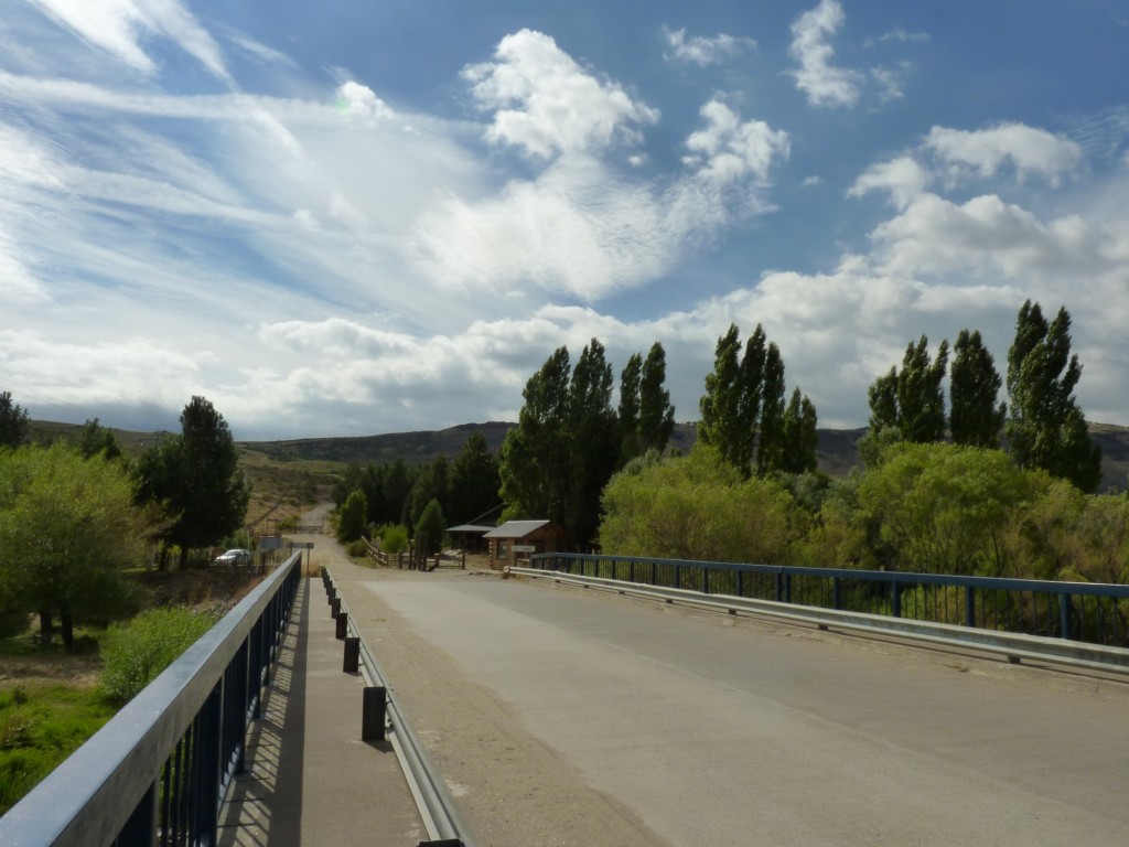 Foto: Puente Azul sobre el Río Aluminé - Aluminé (Neuquén), Argentina