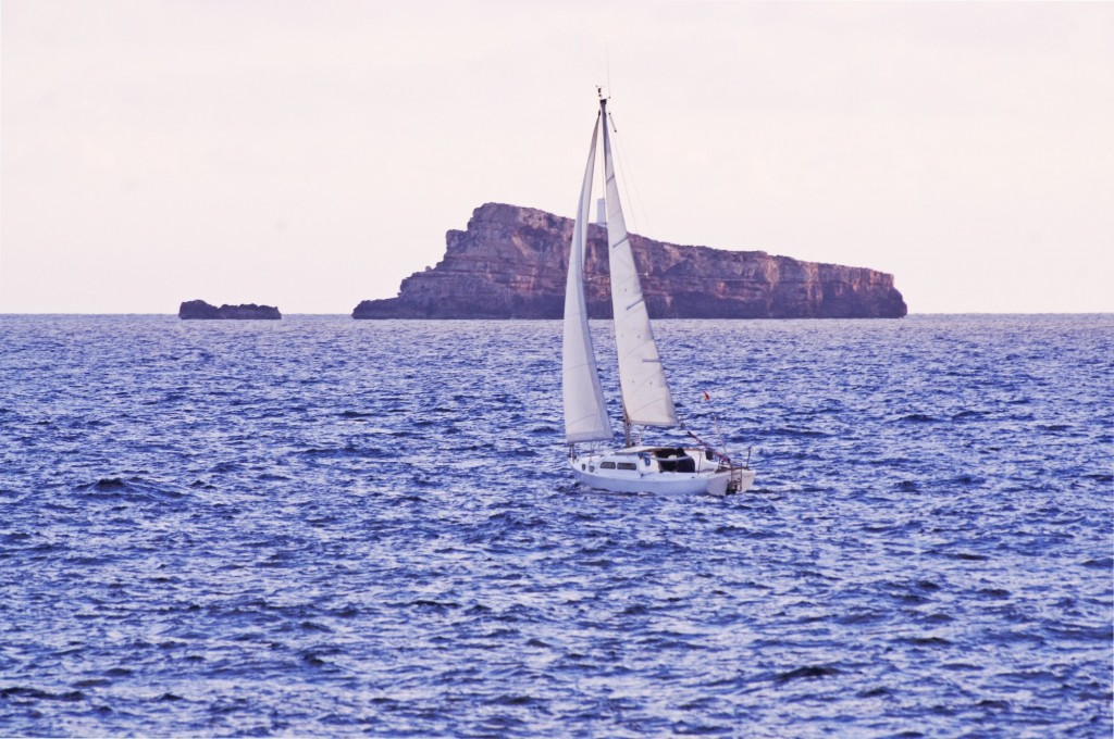 Foto: La isla de toro y el barco - Cala d`en Guixar (Illes Balears), España
