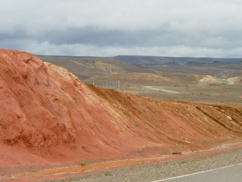Foto: Camino desde Perito Moreno hacia la Cueva de las Manos - Perito Moreno (Santa Cruz), Argentina