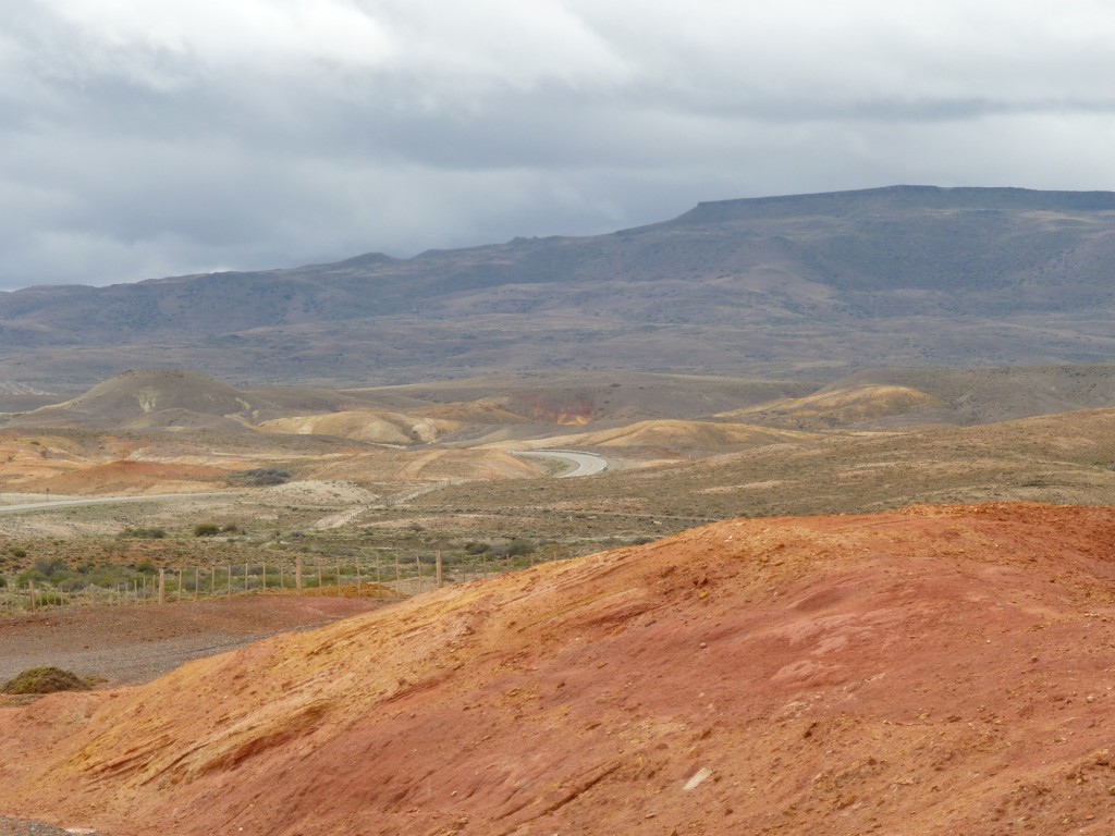 Foto: Camino desde Perito Moreno hacia la Cueva de las Manos - Perito Moreno (Santa Cruz), Argentina