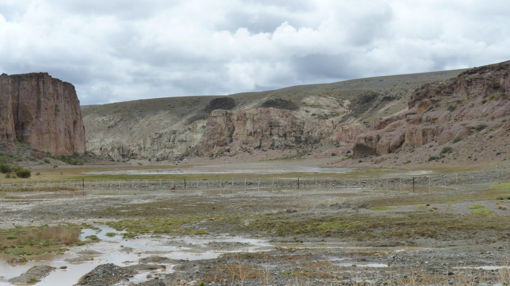 Foto: Camino desde Perito Moreno hacia la Cueva de las Manos - Perito Moreno (Santa Cruz), Argentina