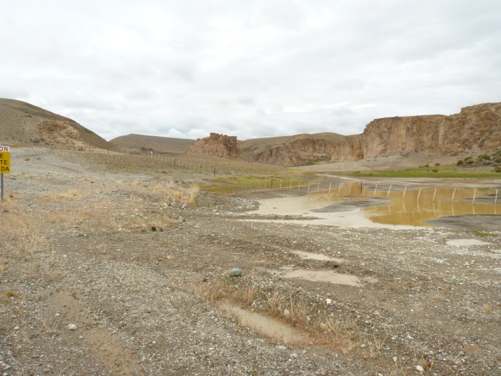 Foto: Camino desde Perito Moreno hacia la Cueva de las Manos - Perito Moreno (Santa Cruz), Argentina