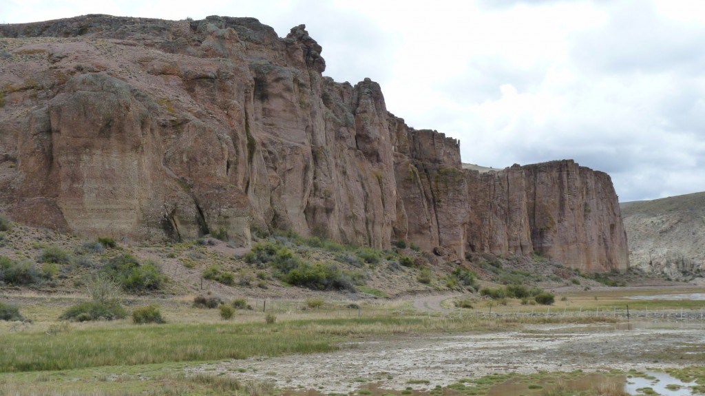 Foto: Camino desde Perito Moreno hacia la Cueva de las Manos - Perito Moreno (Santa Cruz), Argentina