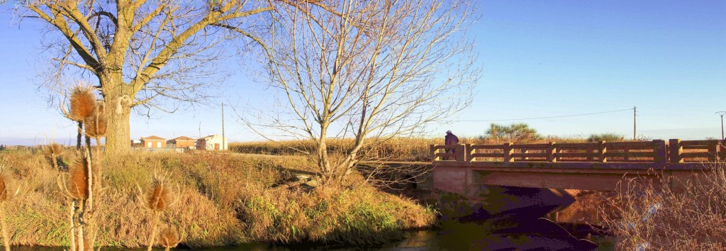 Foto: Panorámica  del  puente y el cementerio - Zuares del Paramo (Castilla y León), España