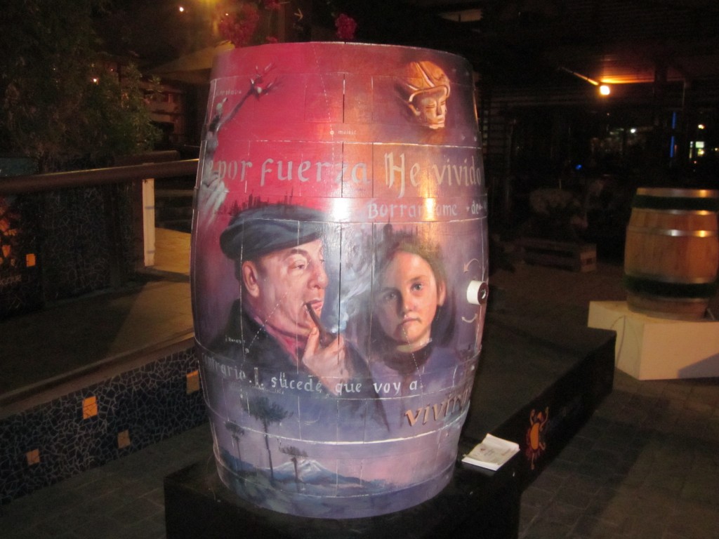 Foto: Exposición de barriles pintados en el Patio de Bellavista - Santiago (Región Metropolitana), Chile