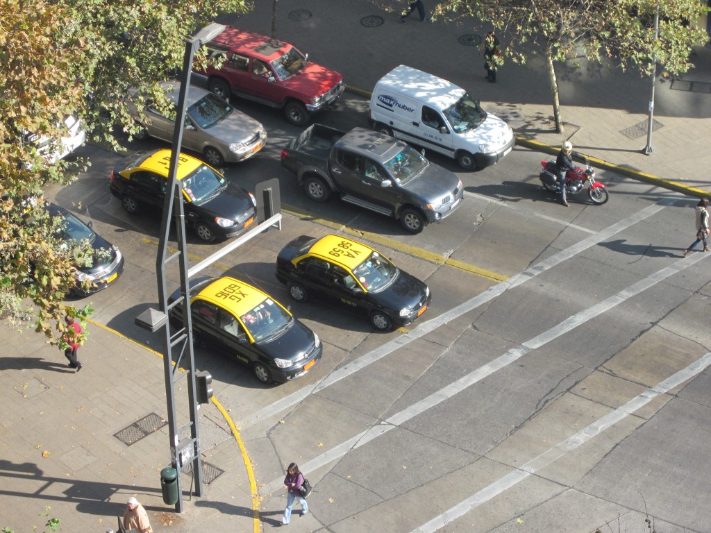 Foto: Los taxis de la ciudad van pintados de negro y con el techo amarillo - Santiago (Región Metropolitana), Chile