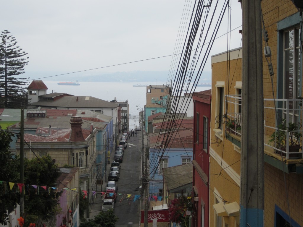 Foto: Calle empinada que llega al mar - Valparaíso, Chile