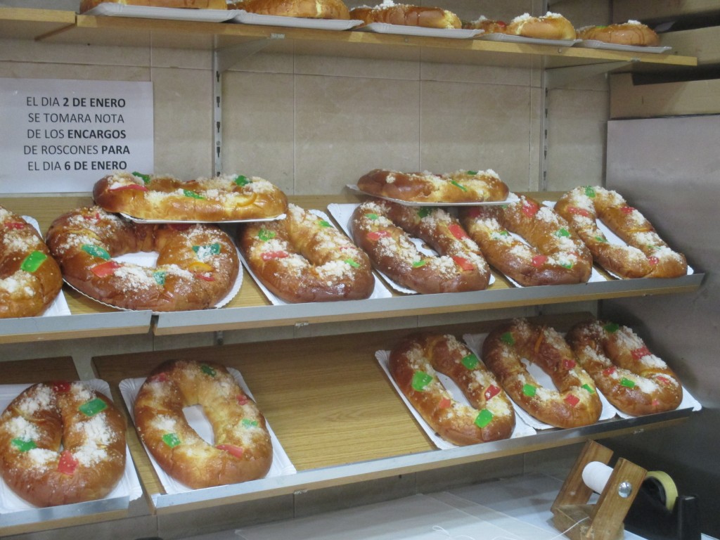 Foto: Dulce típico: roscón de reyes que se celebra el día seis de enero - Madrid (Comunidad de Madrid), España
