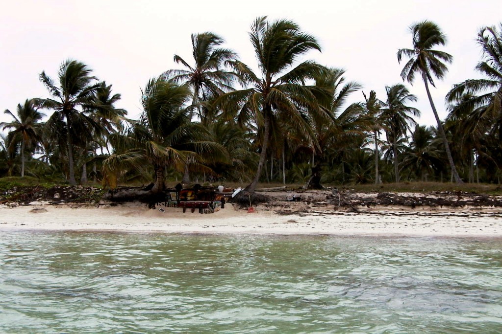 Foto: Puesto de venta de souvenirs y artesanías en la playa - Punta Cana (La Altagracia), República Dominicana