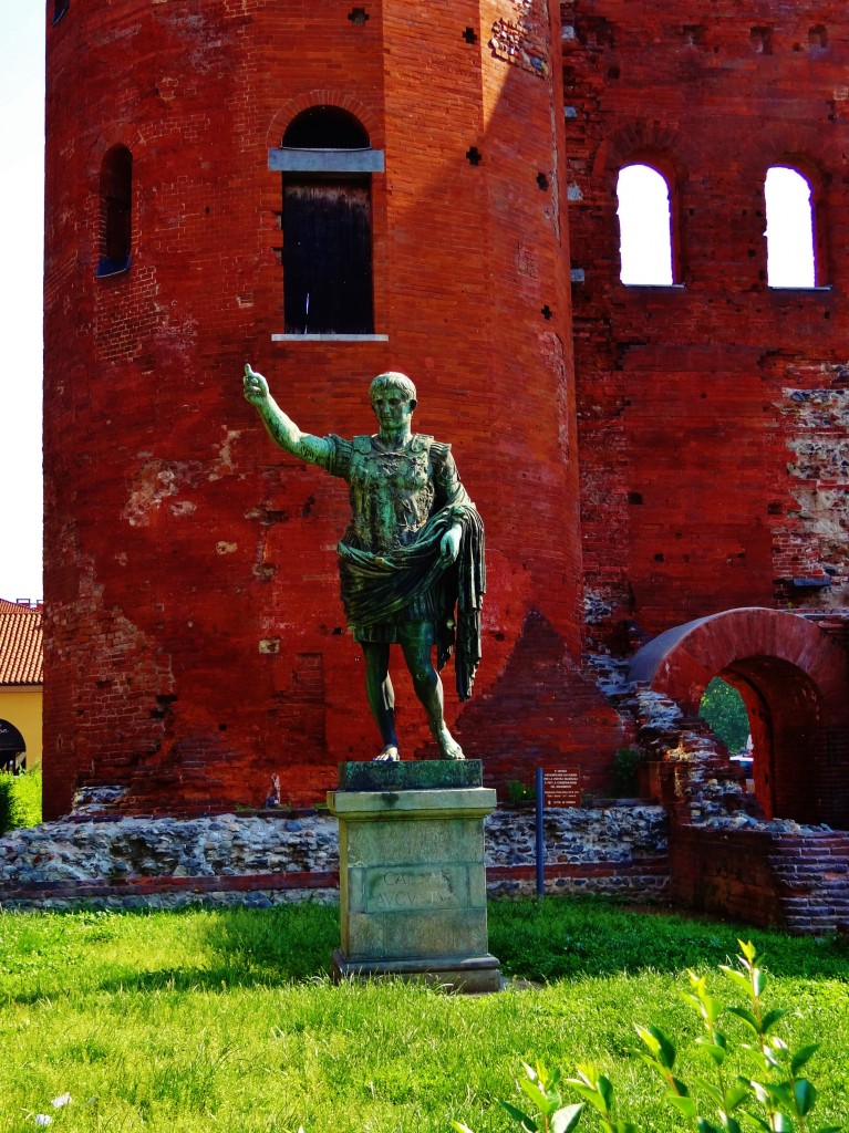 Foto: Statua di Cesare Augusto - Torino (Piedmont), Italia