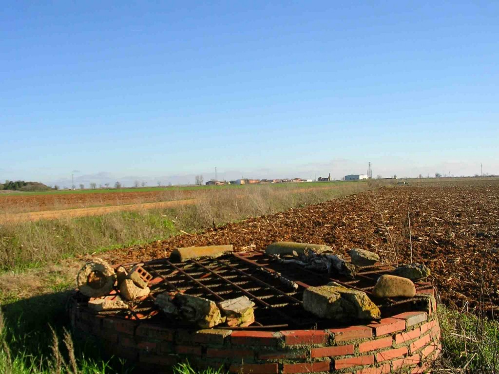 Foto: EL pueblo de santa cristina del páramo al fondo - Santa Cristina del Páramo (Castilla y León), España