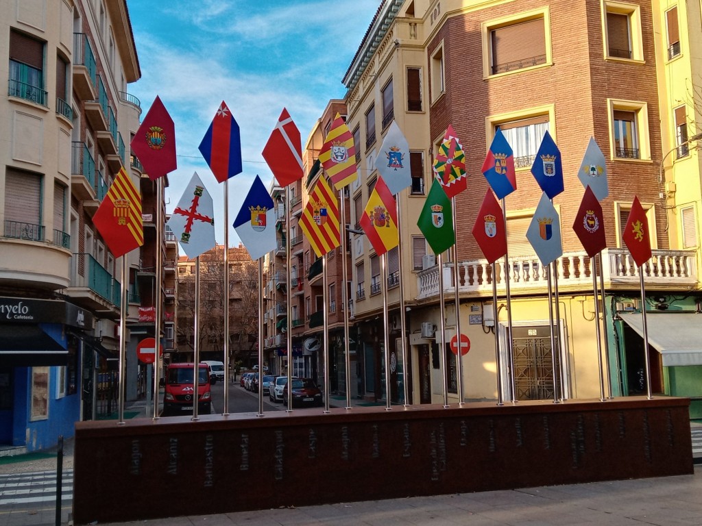 Foto: Monumento a las Cortes de Aragón en el paseo de su nombre - Calatayud (Aragón), España