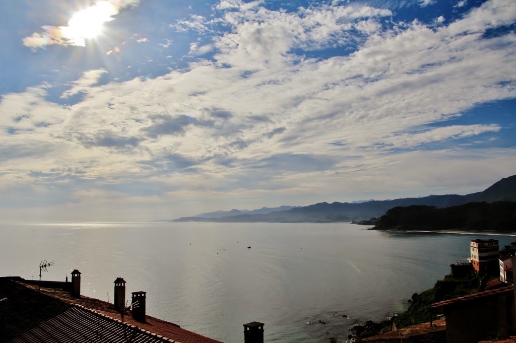 Foto: Vistas desde el pueblo - Lastres (Asturias), España