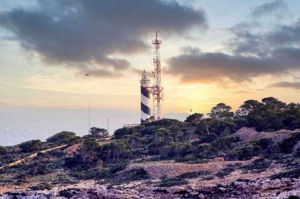 Foto: El faro y la antena  de cala Figuera - Calviá (Illes Balears), España