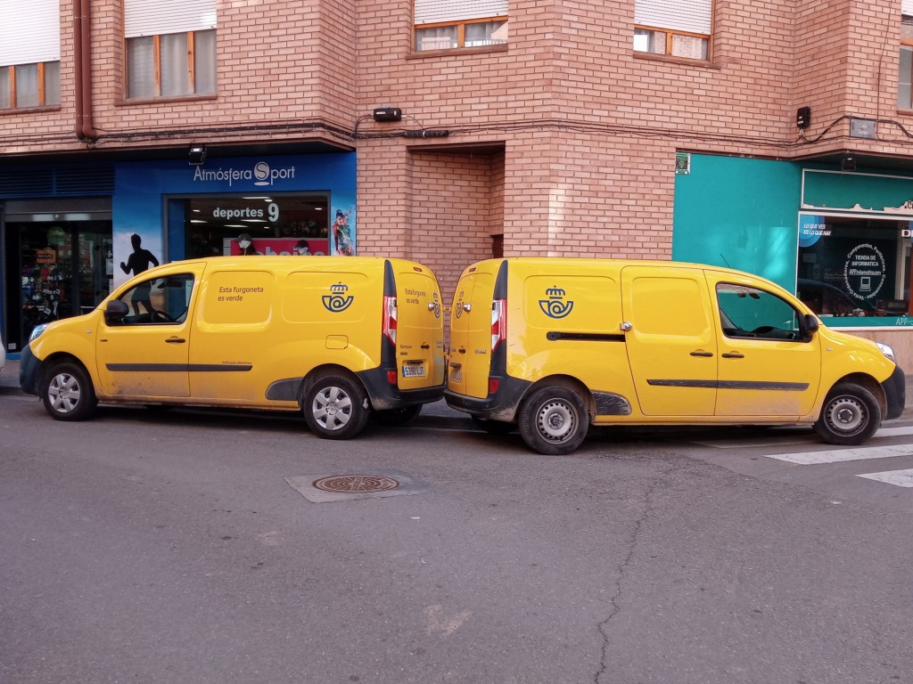 Foto: Vehículos de Correos - Calatayud (Aragón), España