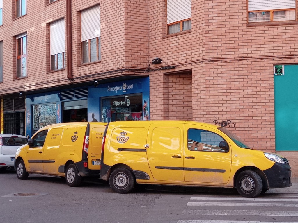 Foto: Vehículos de Correos - Calatayud (Aragón), España
