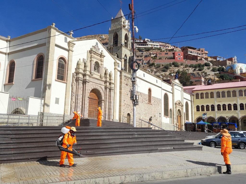 Foto: Fumigando contra el Covid 19 - Ciudad de Oruro (Oruro), Bolivia