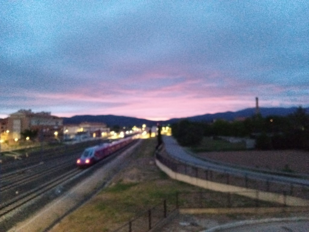 Foto: Tren OUIGO estacionado mientras amanece - Calatayud (Aragón), España
