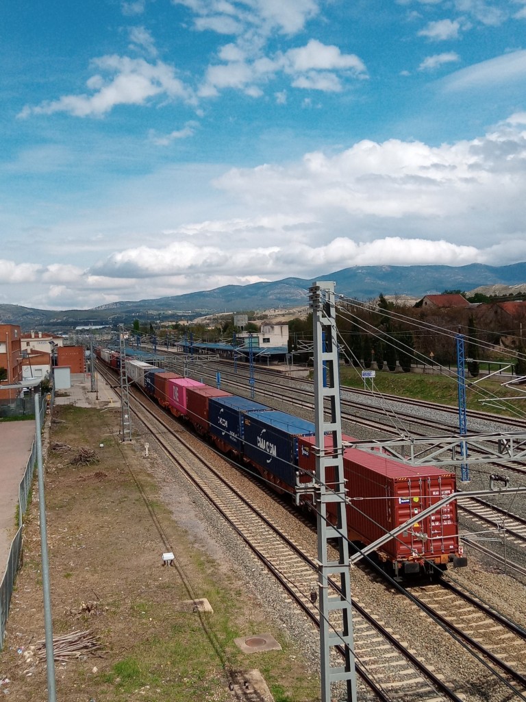 Foto: Paso de tren de contenedores - Calatayud (Aragón), España