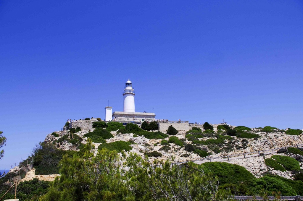 Foto: El faro bajo el azul del cielo - Pollensa - Formentor (Illes Balears), España