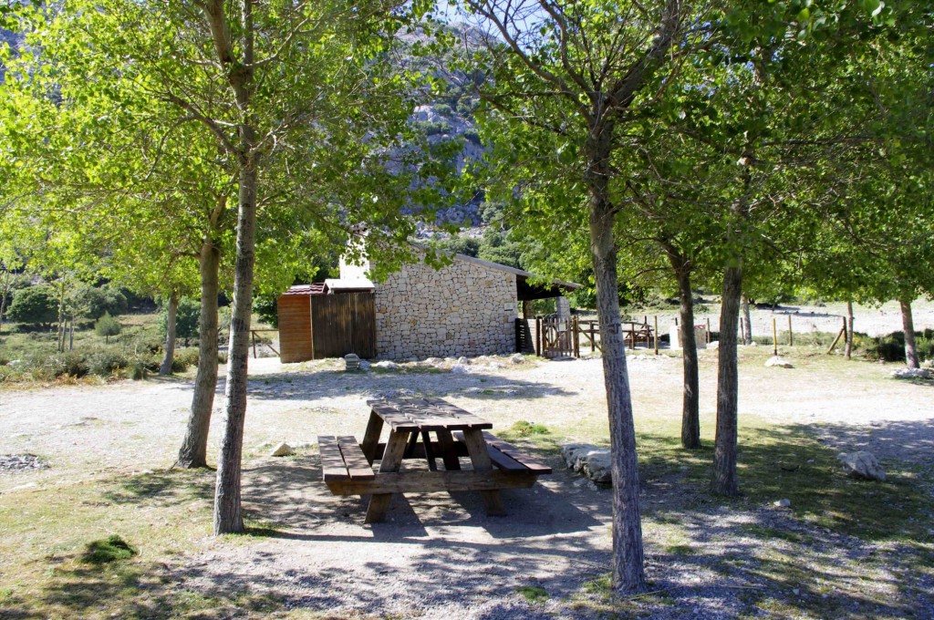 Foto: EL banco y el Refugio - Escorca (Illes Balears), España